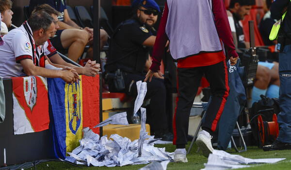 ΙΣΠΑΝΙΑ: Λαϊκά δικαστήρια με σαΐτες από τους οπαδούς και διακοπή! image