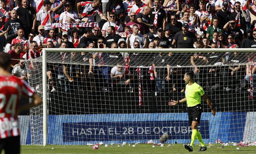 La Liga: Λαϊκά δικαστήρια με σαΐτες από τους οπαδούς και διακοπή! thumb