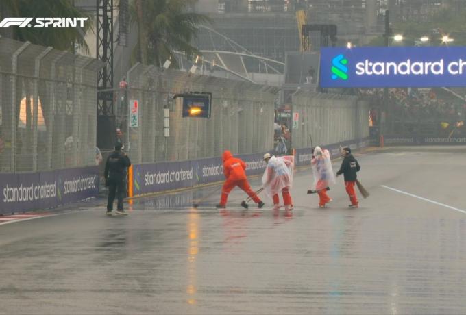 F1: Η βροχή καθυστερεί την εκκίνηση του sprint στη Σιγκαπούρη thumb