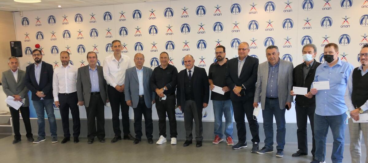 Παραδόθηκαν χορηγίες από τον ΚΟΑ στα προσφυγικά σωματεία thumb