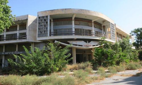 52 χρόνια πίσω: Το εγκαταλελειμμένο «Καλλιμάρμαρο Οίκημα» της «Κυρίας» (Video) thumb