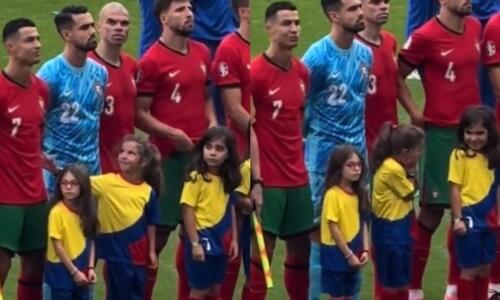 Απίθανη σκηνή: Κοριτσάκι αγγίζει τον Ρονάλντο για να δει αν είναι... αληθινός thumb