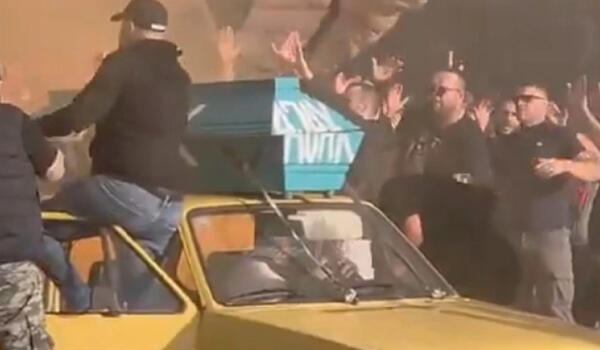 Κροατία: Φέρετρα και ναζιστικά συνθήματα από τους οπαδούς της Χάιντουκ (ΒΙΝΤΕΟ) image