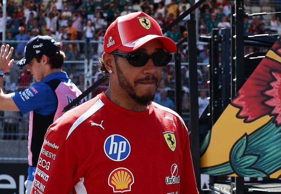 F1: Ο Χάμιλτον απαντά στα δημοσιεύματα που υπονομεύουν τη Ferrari thumb
