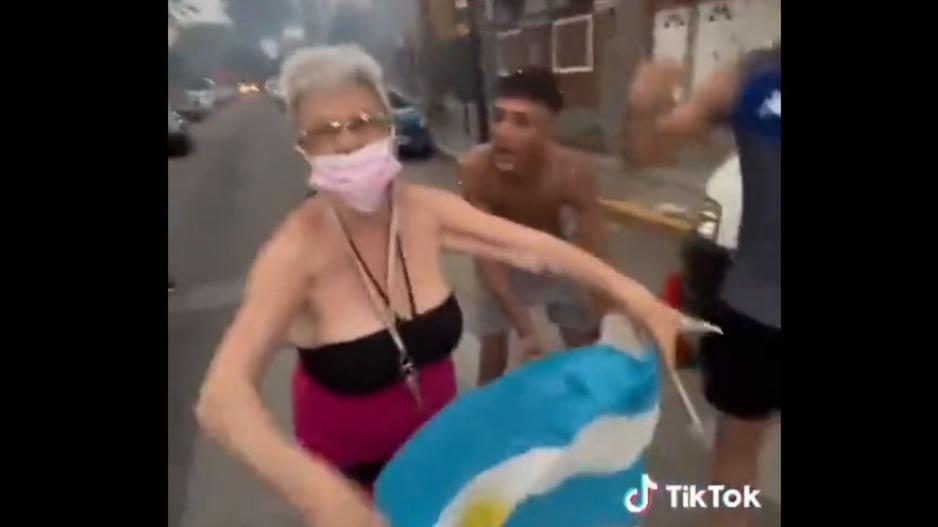 Τρομερές στιγμές: Γιαγιά στους δρόμους! (Βίντεο) thumb