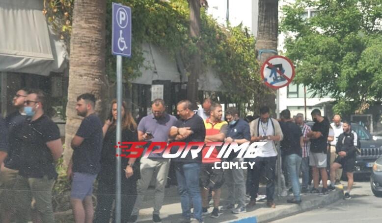 Ξεσηκώθηκαν οι Απολλωνίστες: Ουρές για ένα εισιτήριο! (pics) thumb