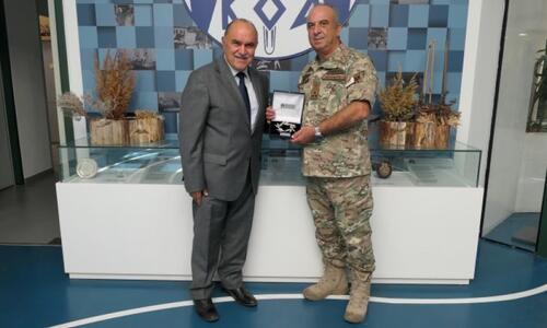 Ο Πρόεδρος του ΚΟΑ τίμησε τον Υπαρχηγό του ΓΕΕΦ thumb