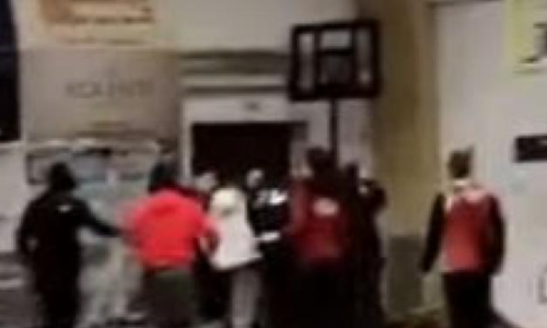 Άγριο ξύλο: Απίστευτες σκηνές σε αγώνα βόλεϊ! (Βίντεο) thumb