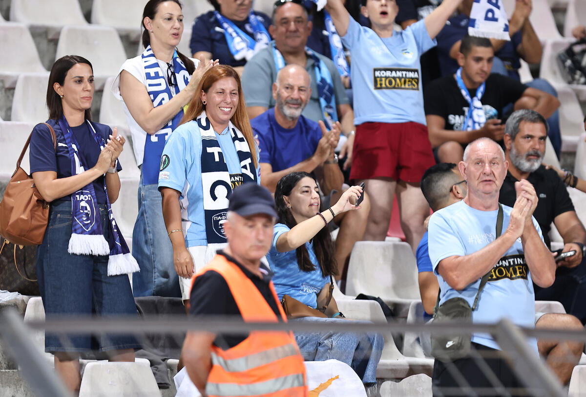 Φωτορεπορτάζ: Η «γαλάζια» κερκίδα thumb