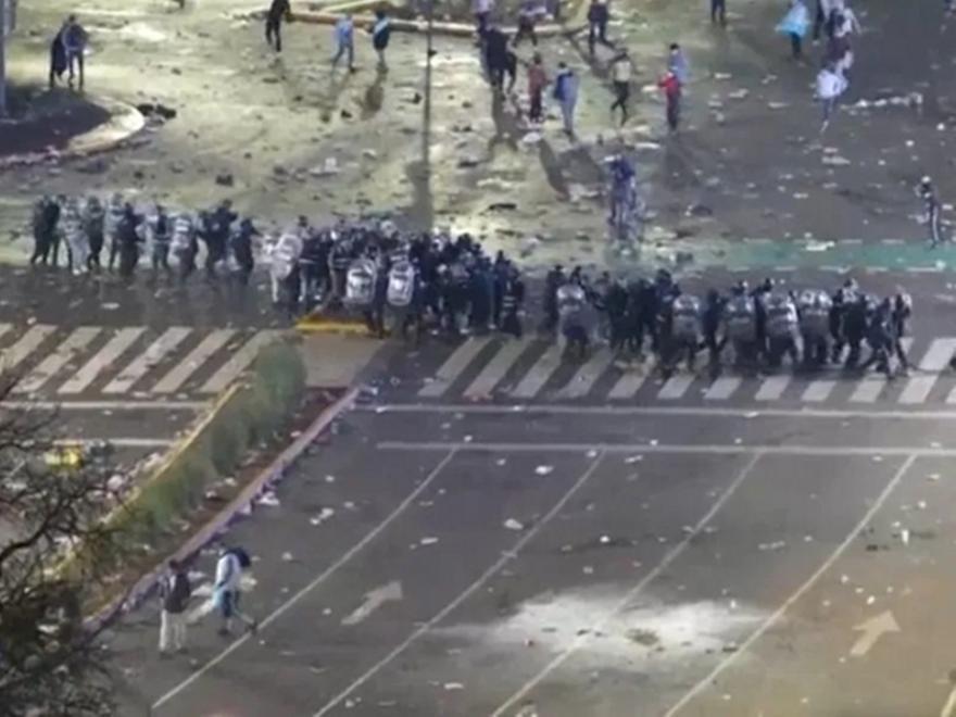 Χάος στο Μπουένος Άιρες μετά την ήττα της Αργεντινής – Επεισόδια με την αστυνομία thumb