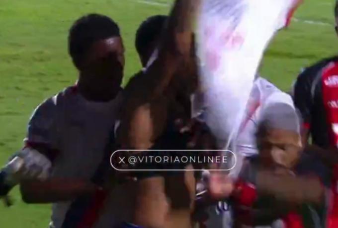 Πήγε να σκίσει τη φανέλα του αντιπάλου στους πανηγυρισμούς (vid) thumb