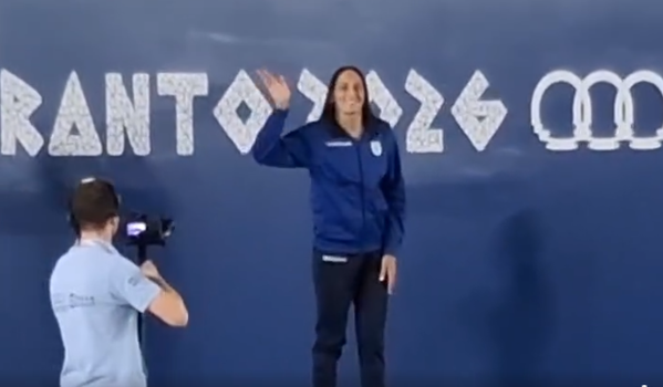 TO BINTEO της απονομής στην Κάλια: Ο Εθνικός Ύμνος ακούστηκε στο Τάραντο! image