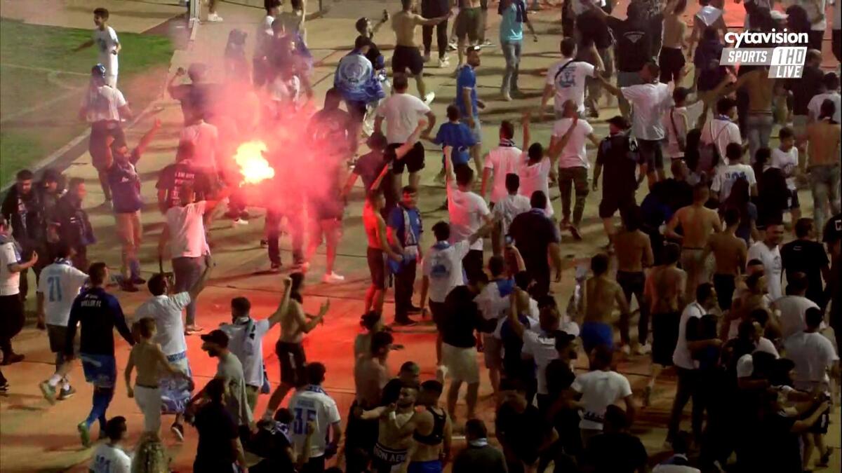Πανικός με το σφύριγμα (pics/video) thumb