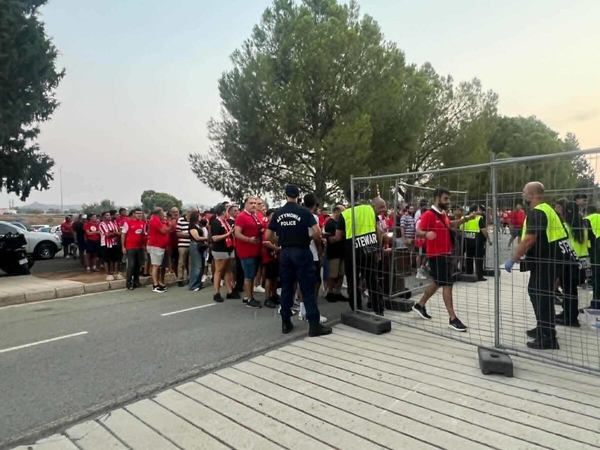 Νέα Σαλαμίνα: Η επιστροφή του «ερυθρόλευκου» λαού στα «σαλόνια» (Φωτογραφίες) thumb