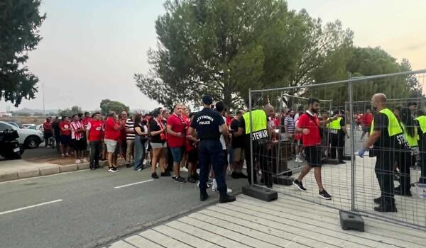 Νέα Σαλαμίνα: Η επιστροφή του «ερυθρόλευκου» λαού στα «σαλόνια» (Φωτογραφίες) image