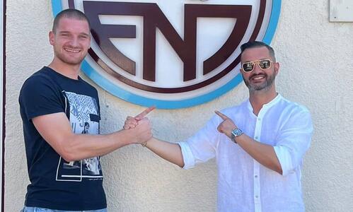 Αυτός κρύβεται πίσω από το deal… (pic) thumb