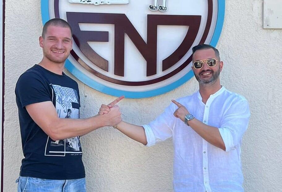 Αυτός κρύβεται πίσω από το deal… (pic) thumb