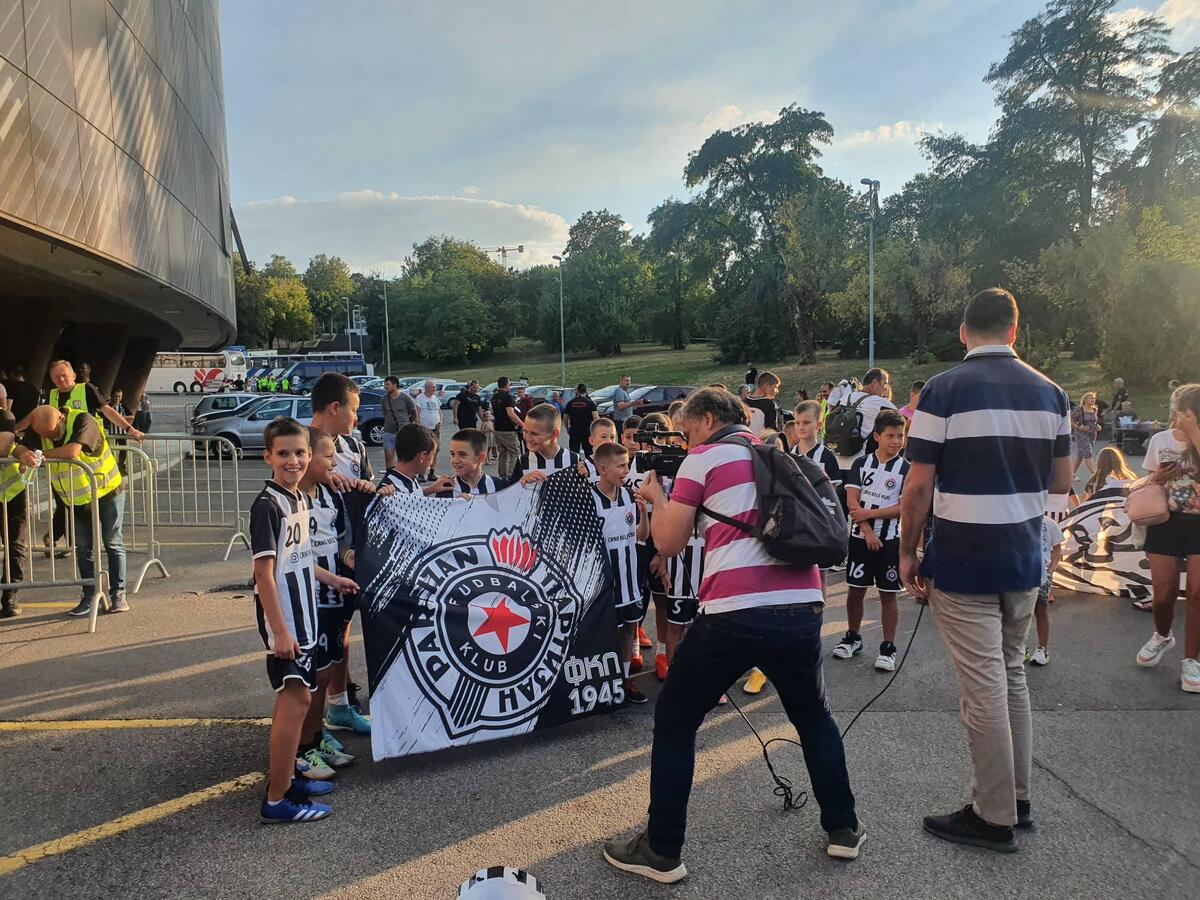 Όμορφο στιγμιότυπο έξω από το Partizan Stadium thumb