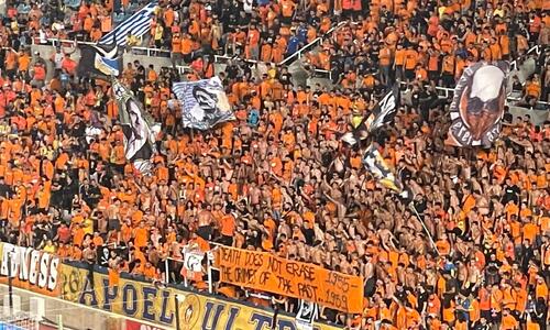 Πανό από τους πορτοκαλί για το θάνατο της βασίλισσάς Ελισάβετ! thumb