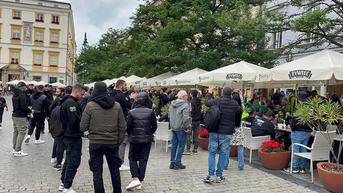 Πανικός στην πλατεία της Κρακοβίας από τους ΑΕΚτζήδες (vids) thumb