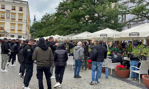Πανικός στην πλατεία της Κρακοβίας από τους ΑΕΚτζήδες (vids) thumb