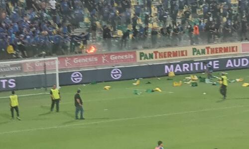 Φωτογραφίες ST: Ρίψη καθισμάτων στην Αρένα και φωτοβολίδες από Ανορθωσιάτες thumb