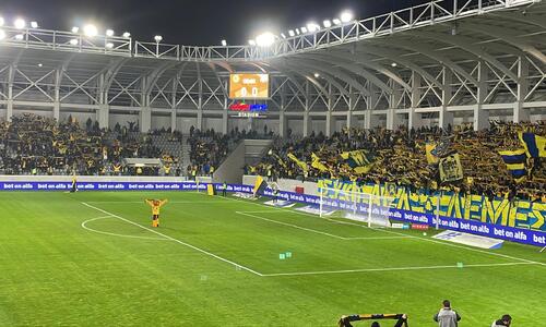 Είσοδος της μασκοτ και χαμός στο «ΆλφαΜέγα» (εικόνες/βίντεο ST) thumb