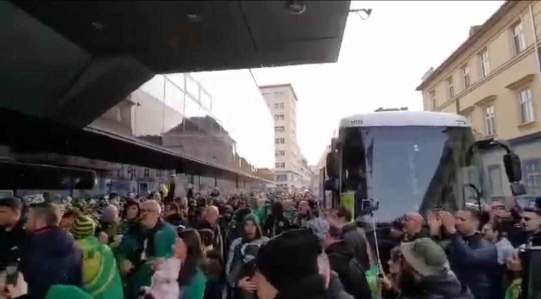 Βίντεο: Ντόπες από τους ΑΕΚτζήδες έξω από το ξενοδοχείο της αποστολής!  thumb