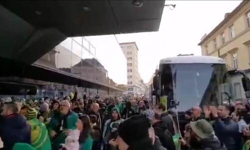 Βίντεο: Ντόπες από τους ΑΕΚτζήδες έξω από το ξενοδοχείο της αποστολής!  thumb
