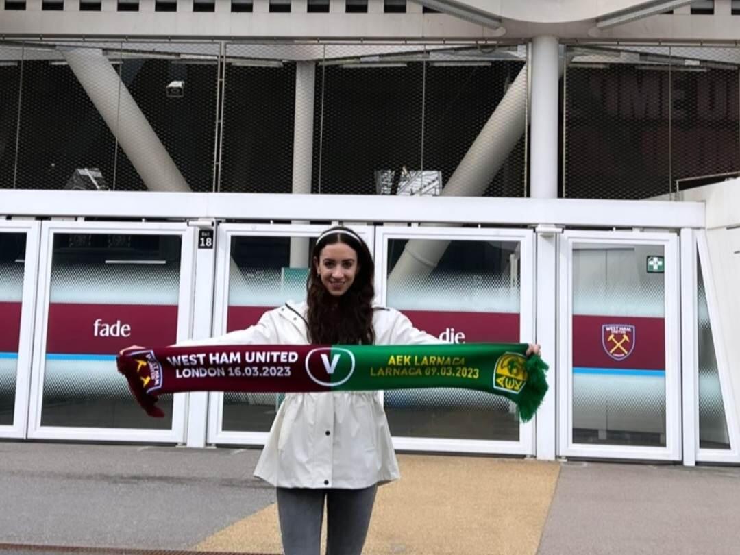 Με το αναμνηστικό κασκόλ στο London Stadium thumb