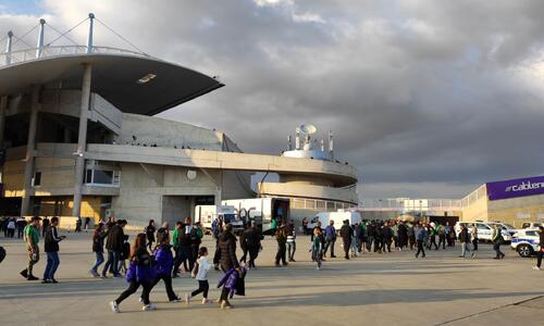 Κοσμοσυρροή έξω από τη Δυτική λίγο πριν τη σέντρα (Φώτος ST) thumb