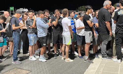 Ουρές και αρκετός κόσμος έξω από την ΑΕΚ Αρένα thumb