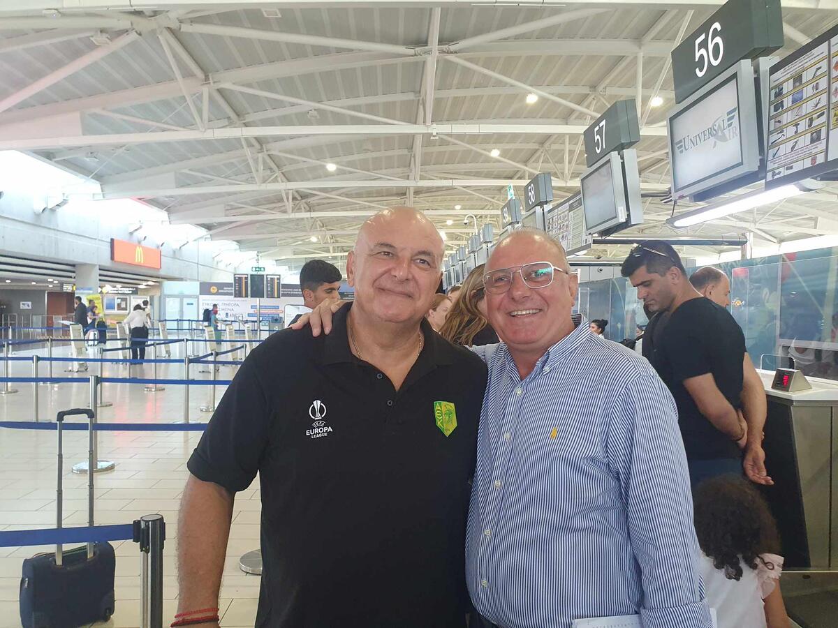 Αναμνηστική με Καραπατάκη πριν την πτήση thumb