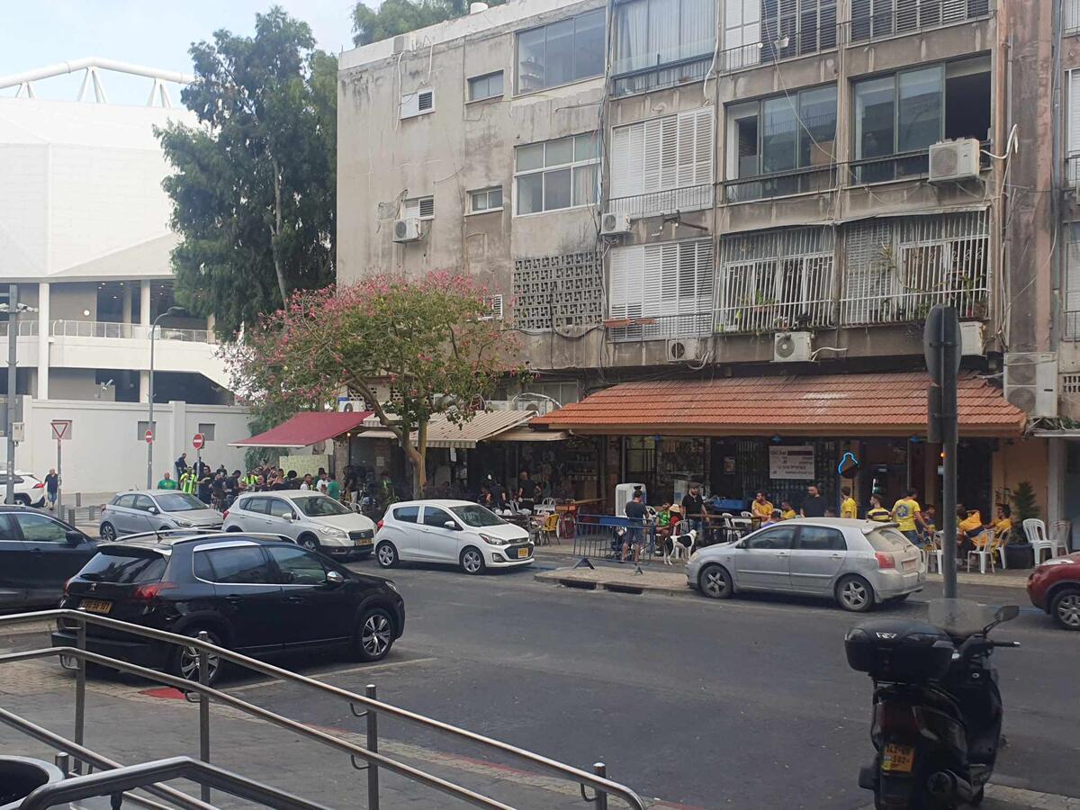 Δίπλα - δίπλα ΑΕΚτζήδες και φίλοι της Μακάμπι στο pre-game (ΦΩΤΟ ST) thumb