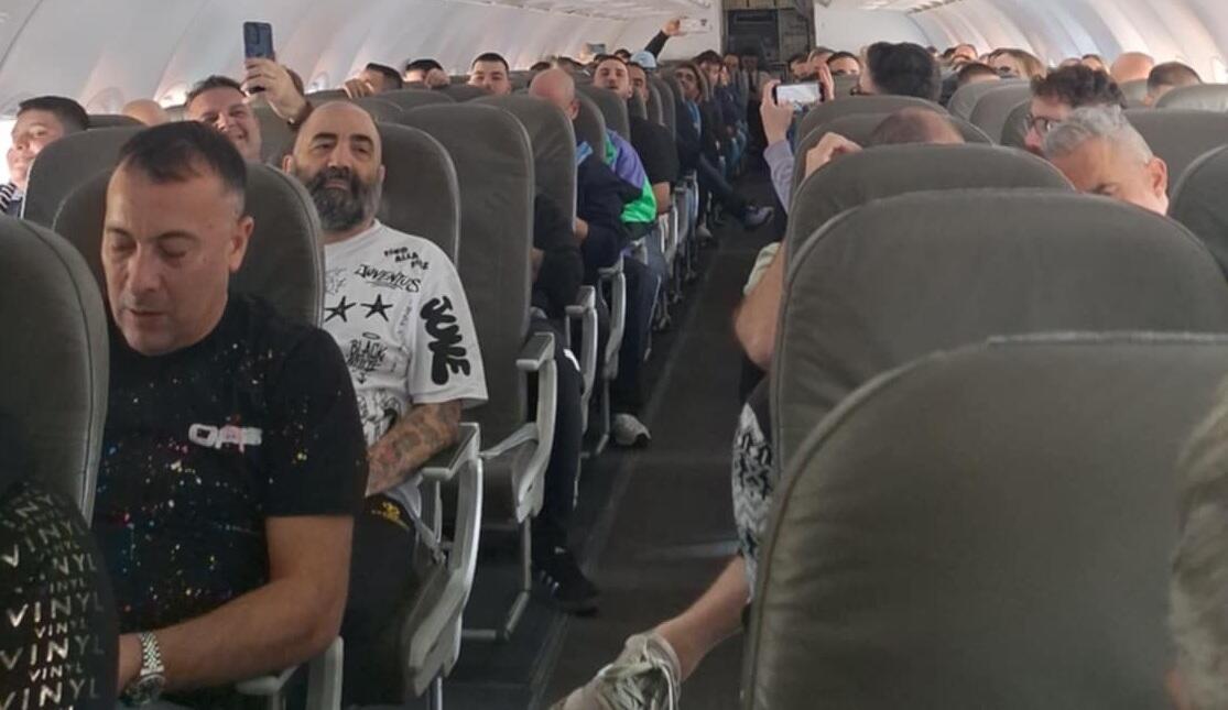 Συνθήματα και χαρές πριν την απογείωση για Τορίνο (βίντεο) thumb