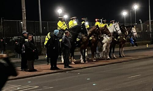 Αστυνομικοί πάνω σε άλογα, έξω από το «Ibrox» thumb