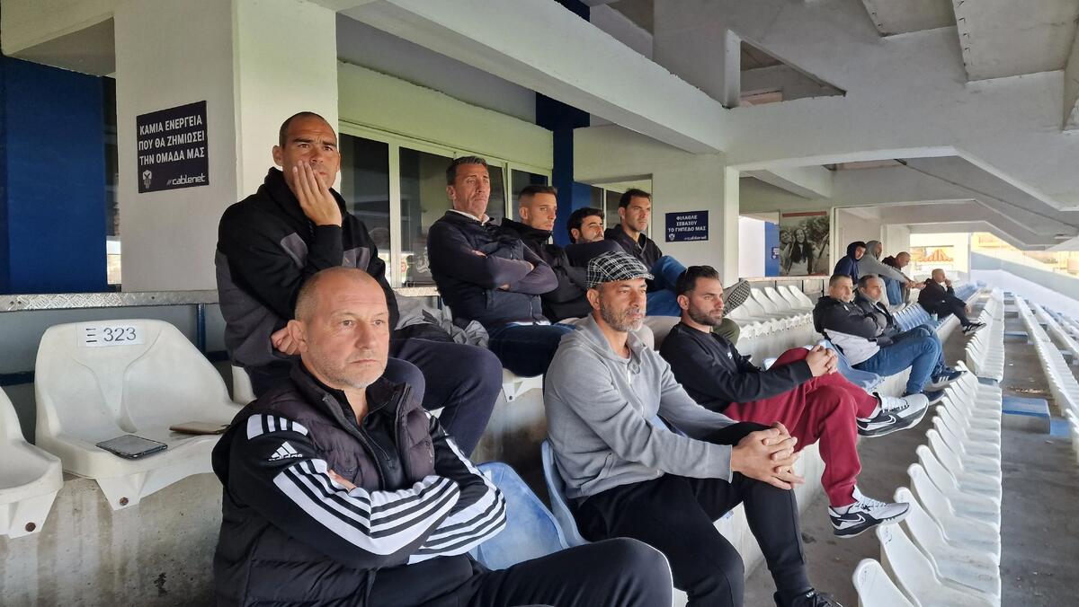 Σύσσωμη η προπονητική ομάδα της Ανόρθωσης σε αγώνα Κ19 thumb
