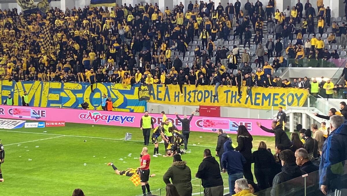 Γκολ ο ΑΠΟΕΛ, ρίψη αντικειμένων από ΑΕΛίστες και προειδοποίηση!  thumb