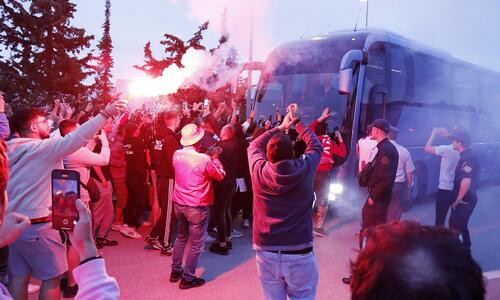 Αποθέωση για Ολυμπιακό στο αεροδρόμιο (φωτογραφίες) thumb