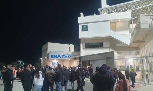 Κοσμοσυρροή έξω από το ΑΕΚ Αρένα πριν την έναρξη του αγώνα (φώτος) thumb