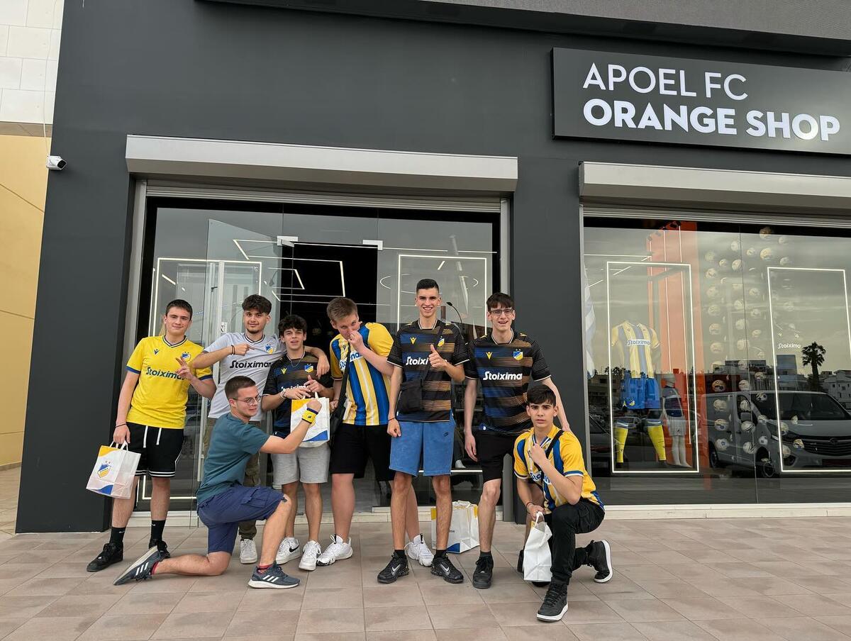 Μαθητές από Αθήνα στο Orange Shop thumb