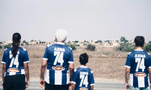 «Εχει 51 καλοτζέρκα τζαι είμαστε τόσο κοντά τζαι την ίδια ώρα τόσο μακριά.» thumb