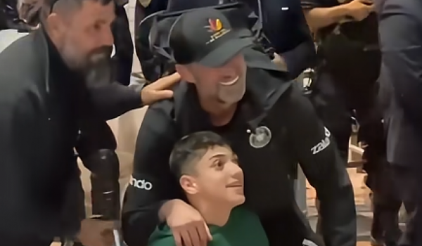 Υπέροχος Κλοπ: Φωτογραφήθηκε με τον Γιάννη Παπαστεφανάκη (vid) image