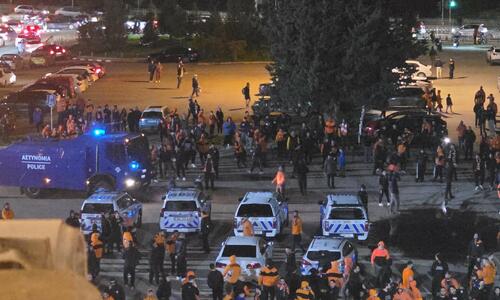 Μαζεύτηκαν έξω από την Δυτική οι ΑΠΟΕΛίστες - Αποδοκίμασαν την διοίκηση (ΒΙΝΤΕΟ ST) thumb