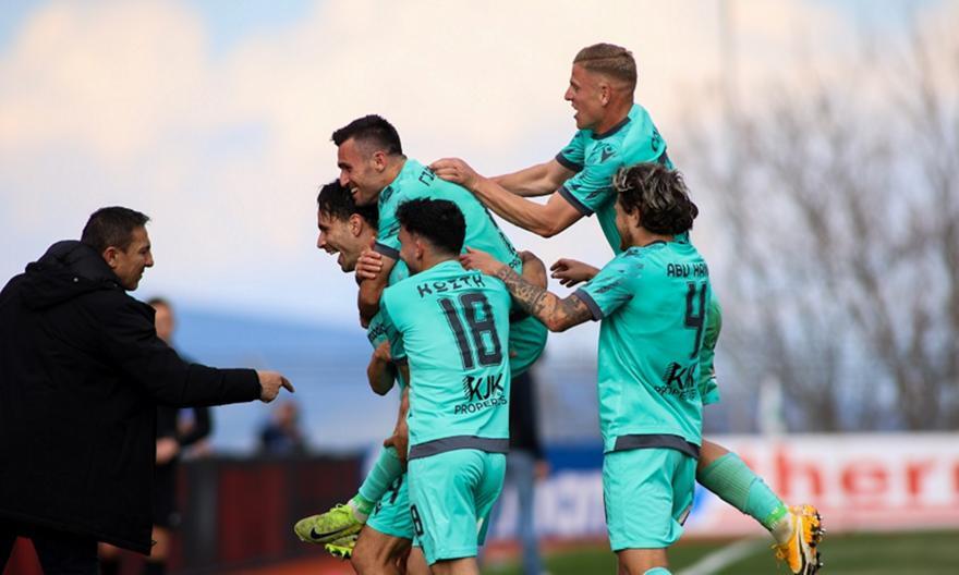 Super League: «Σφράγισε» την παραμονή με «τριάρα» ο Λεβαδειακός - φουλ ο Κωστή thumb