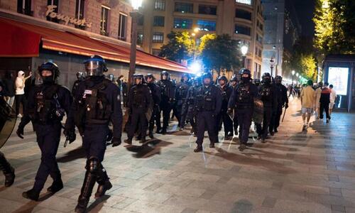 Χάος στο Παρίσι, μετά τη λήξη του αγώνα Σενεγάλη – Μαρόκο (βίντεο) thumb