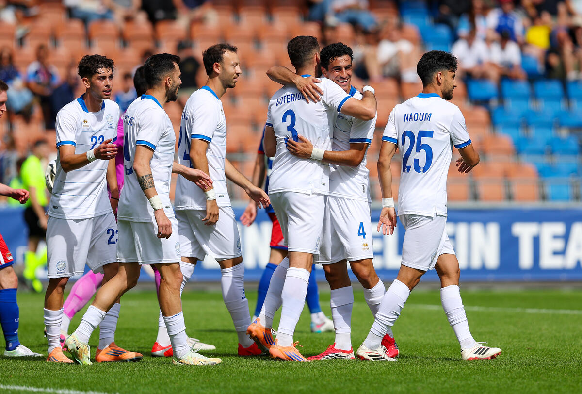 Το φωτορεπορτάζ της νίκης στο Rheinpark Stadium thumb