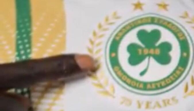 «Είναι πράσινος και είναι εδώ!» (vid) thumb