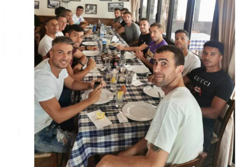 Γεύμα στους παίκτες της ΑΕΚ (pics) thumb