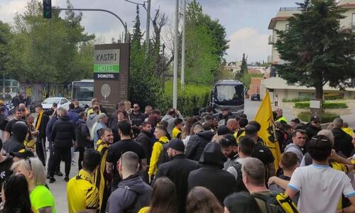 Χαμός έξω από το ξενοδοχείο της ΑΕΚ πριν το ντέρμπι! (Βίντεο) thumb